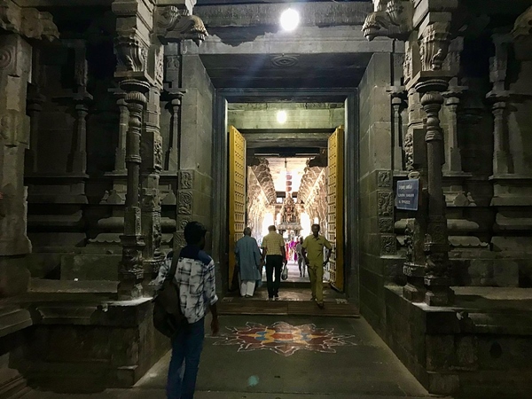 ആലിംഗനത്തിൽ ഉരുകിയ ഭഗവാന്‍