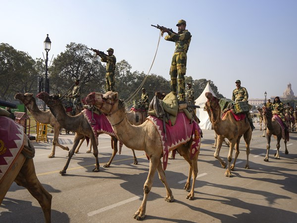 സ്ത്രീകളും ബിഎസ്എഫിന്റെ ഒട്ടക സവാരി സംഘവും