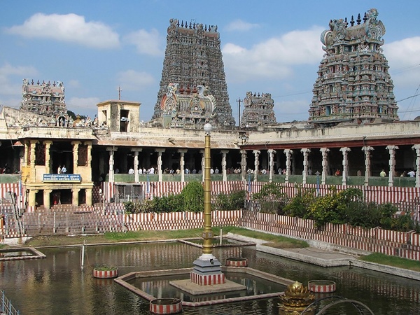 https://en.wikipedia.org/wiki/Meenakshi_Temple#/media/File:Temple_de_M%C3%AEn%C3%A2ksh%C3%AE01.jpg