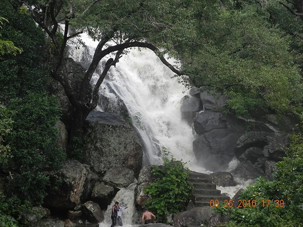  ulakkaiaruvi waterfalls