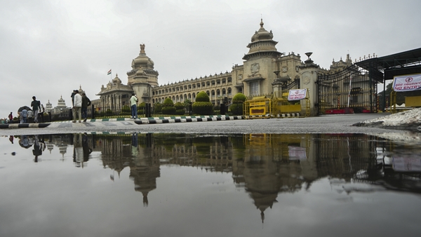 Bangalore Weather Update IMD Predicts Light Showers Today