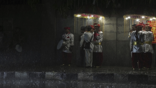 Delhi Weather Update Heavy Rain Thunderstorms Red Alert Issued Delhi Weather Update Heavy Rain Thunderstorms Red Alert Issued