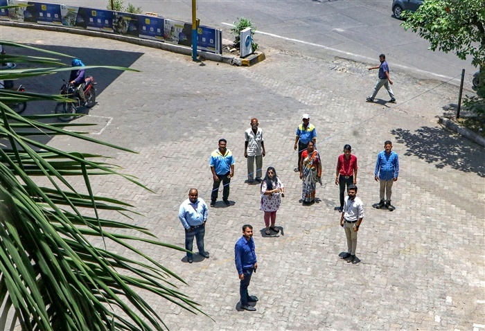 In the Glow of the Sun: Bangalore's Zero Shadow Day in Mesmerizing Photos
