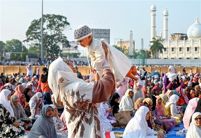 Joyous Eid ul-Fitr Celebrations: A Visual Journey of Festivities and Traditions