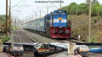 நடைமேடையை விட பெரிதாக இருக்கும் சென்னை எக்ஸ்பிரஸ் – ரயில் ஏறமுடியாமல் பயணிகள் அவதி!