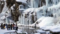 உறைந்து கிடக்கும் நீர்வீழ்ச்சி, குவியும் சுற்றுலாப் பயணிகள் - இந்தியாவுக்குள் இப்படியொரு இடமா!