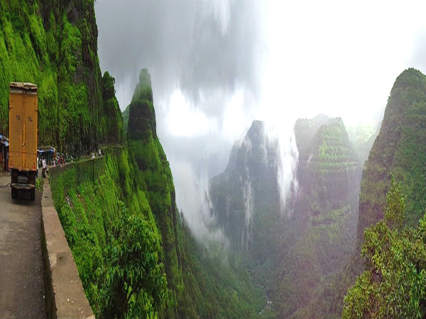 பயமுறுத்தும் சாலைகளும், மிரட்டும் அழகும்!