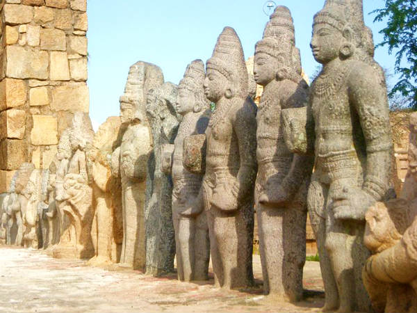 சேதமடைந்த சிலைகள்