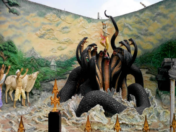 பாம்பின் மீது நடனமாடும் கிருஷ்ணர் 