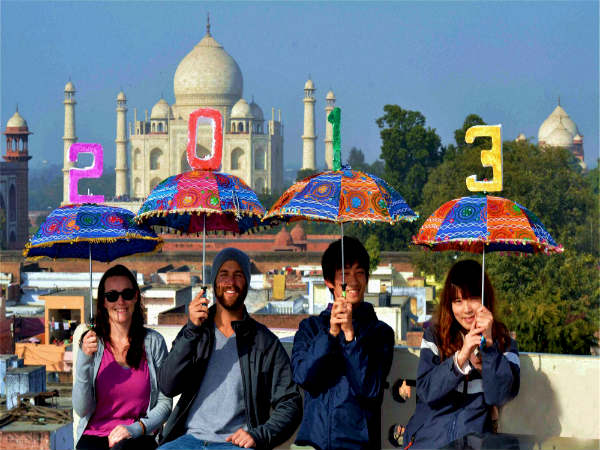 புத்தாண்டை வரவேற்கும் பயணிகள்