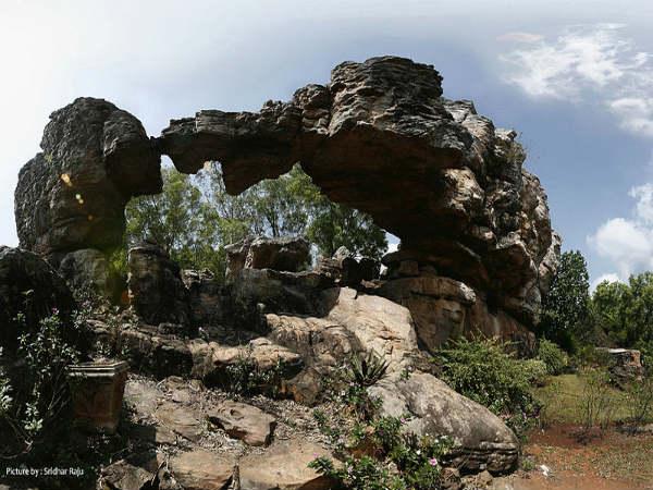 தோரணவாயில் பாறை, திருமலா