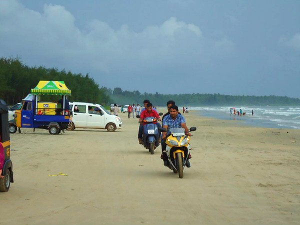 முழுப்பிளாங்காட் பீச், கண்ணூர்