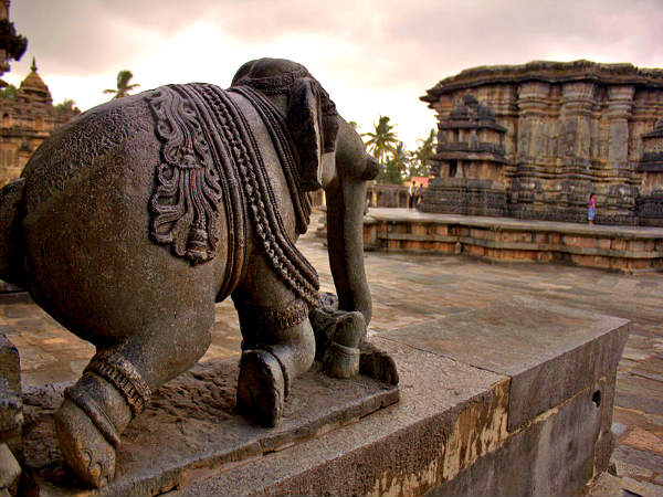 யானைச் சிற்பம் யானைச் சிற்பம்