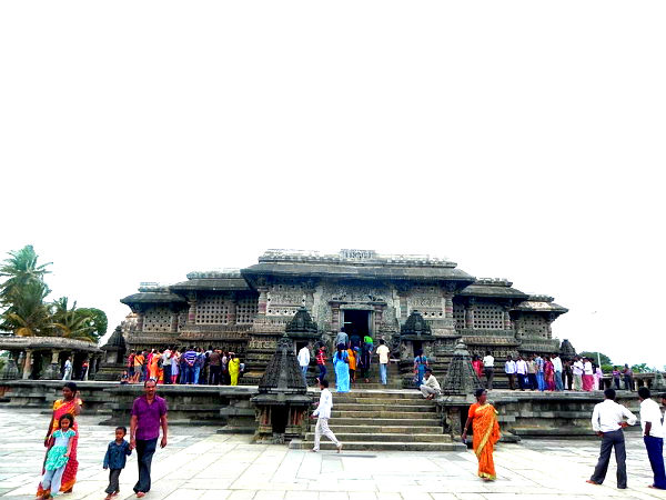 பயணிகளும், பக்தர்களும் பயணிகளும், பக்தர்களும்