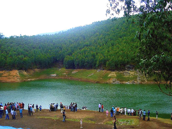 எக்கோ பாயிண்ட்டில் பயணிகள்