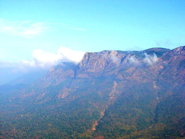 தவழ்ந்து செல்லும் மேகங்கள்