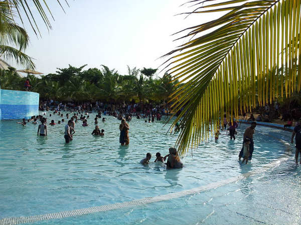 நீச்சல் குளம் நீச்சல் குளம்