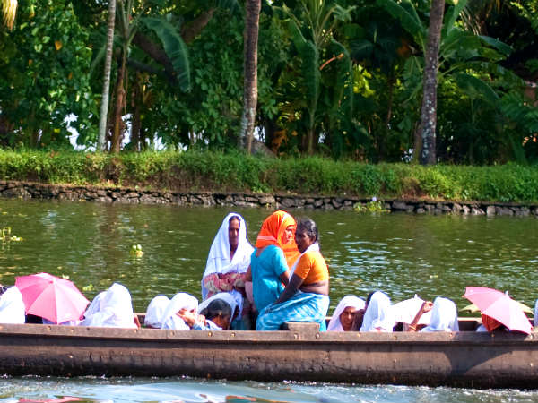 பணி செல்லும் பெண்கள்!