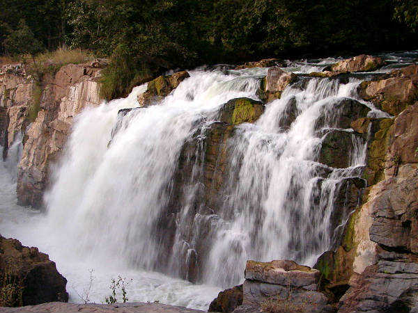 ஹொகேனக்கல் அருவியை எப்போது மற்றும் எப்படி அடையலாம்?