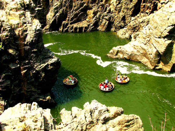 வரிசையாக செல்லும் பரிசல்கள்