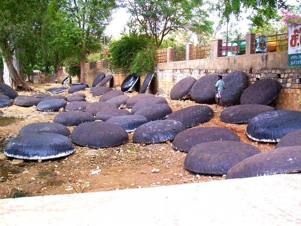 கவிழ்க்கப்பட்ட பரிசல்கள்