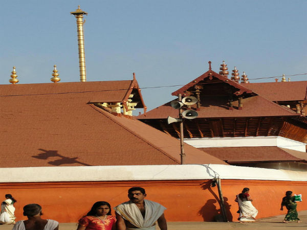 குழந்தை கிருஷ்ணன் விளையாடும் குருவாயூர் கோயில் 