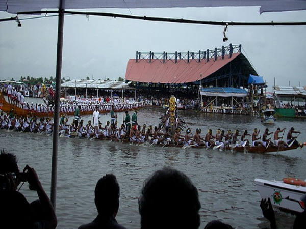 பாம்பு படகு: பாம்பு படகு: