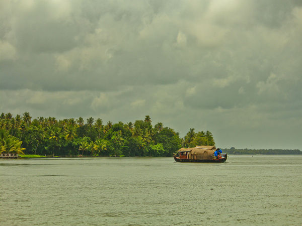 குமரகம் படகு வீடு சவாரி : 