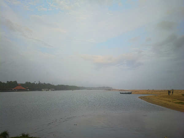 பூவார் பீச் : 