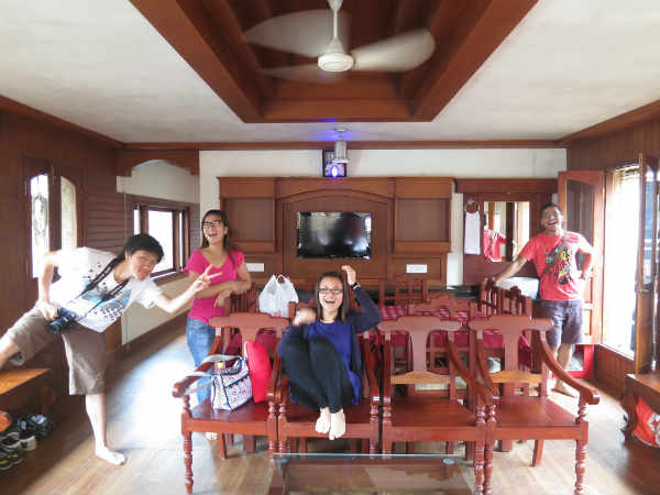 படகு வீட்டில் பயணம் செய்யுங்கள் : 