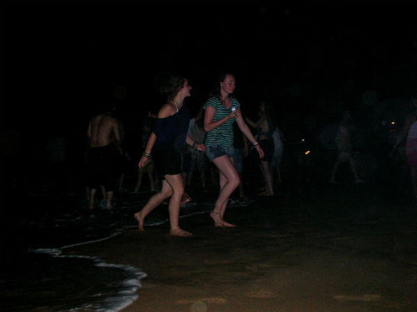 இரவு உலகம் : 