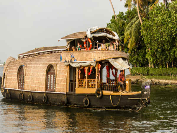  உப்பங்கழி நீரோடைகளும், படகு வீடுகளும் : 
