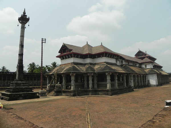 சாவிரா கம்பகள பசதி ஜெயின் கோயில் !!