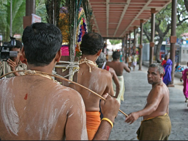  காவடி எடுத்து பிரகாரத்தைச் சுற்றிவரும் பக்தர்கள்