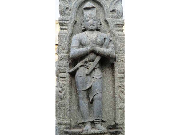  கோவிலில் காணப்படும் அழகிய கற்சிற்பம்