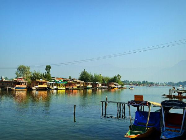 நதிக்கரை வீடுகள்