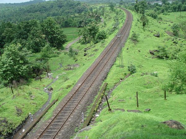  ரத்னகிரி செல்லும் ரயிலில் பயணம்