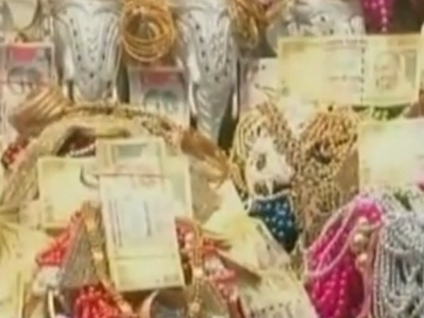 பிரசாதமாக வழங்கப்படும் பணம் பிரசாதமாக வழங்கப்படும் பணம்