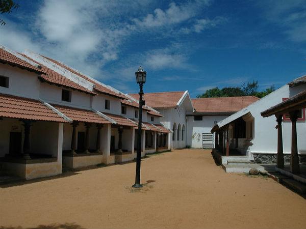 வரிசையாக அமைக்கப்பட்ட ஓட்டு வீடுகள்