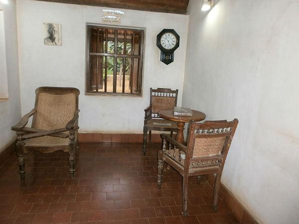 படிப்பக அறை