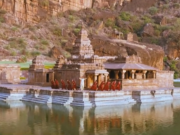 காஞ்சனா மாலா பாடலில் பாதாமி