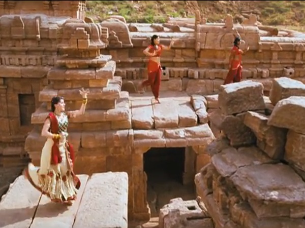 காஞ்சனா மாலா பாடலில் பாதாமி