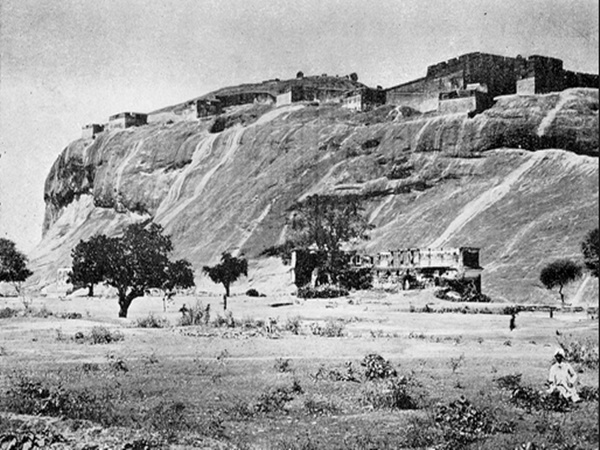 மலைக்கோட்டைக்கும் கோயிலுக்கும் என்ன தொடர்பு