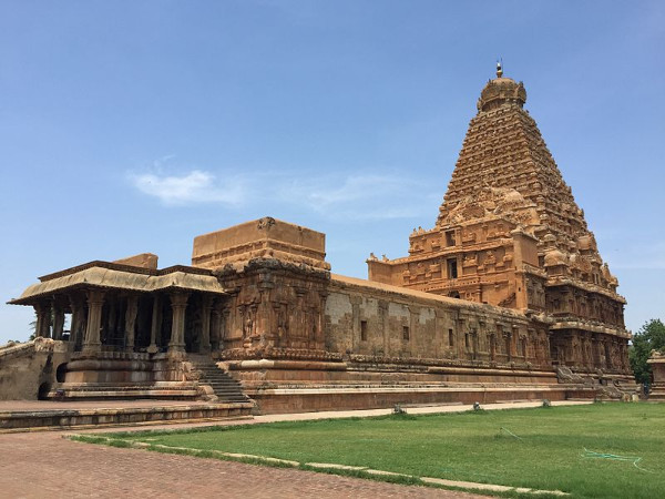 பெரியகோயிலில் வெளிநாட்டு மன்னர் சிலை பெரியகோயிலில் வெளிநாட்டு மன்னர் சிலை