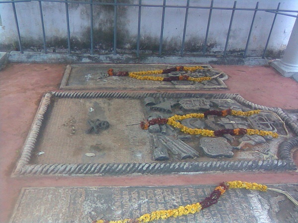 கோட்டைக்குள் சமாதி: கோட்டைக்குள் சமாதி: