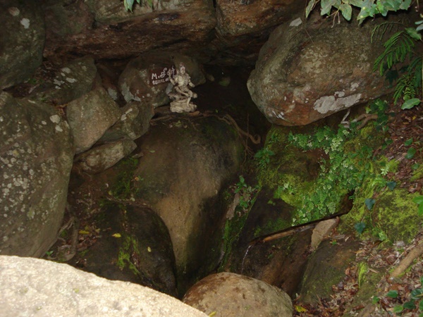 கைதட்டி சுனை