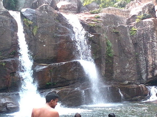  செண்பகாதேவி அருவி 