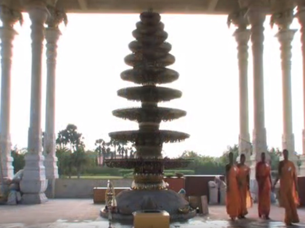 ஐம்பொன்னால் ஆன விளக்கு