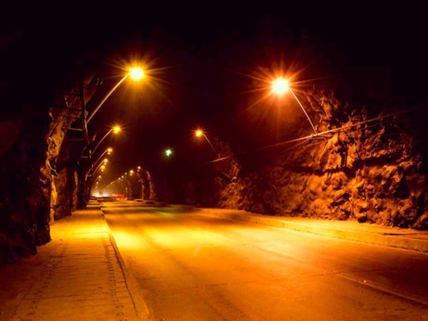 இந்த சுரங்கப்பாதைகள்லாம் ஒரு சாகச பைக் ரைடு சவால் போலாமா?