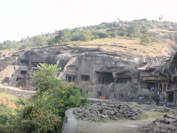 வரலாறு திரிகிறதா